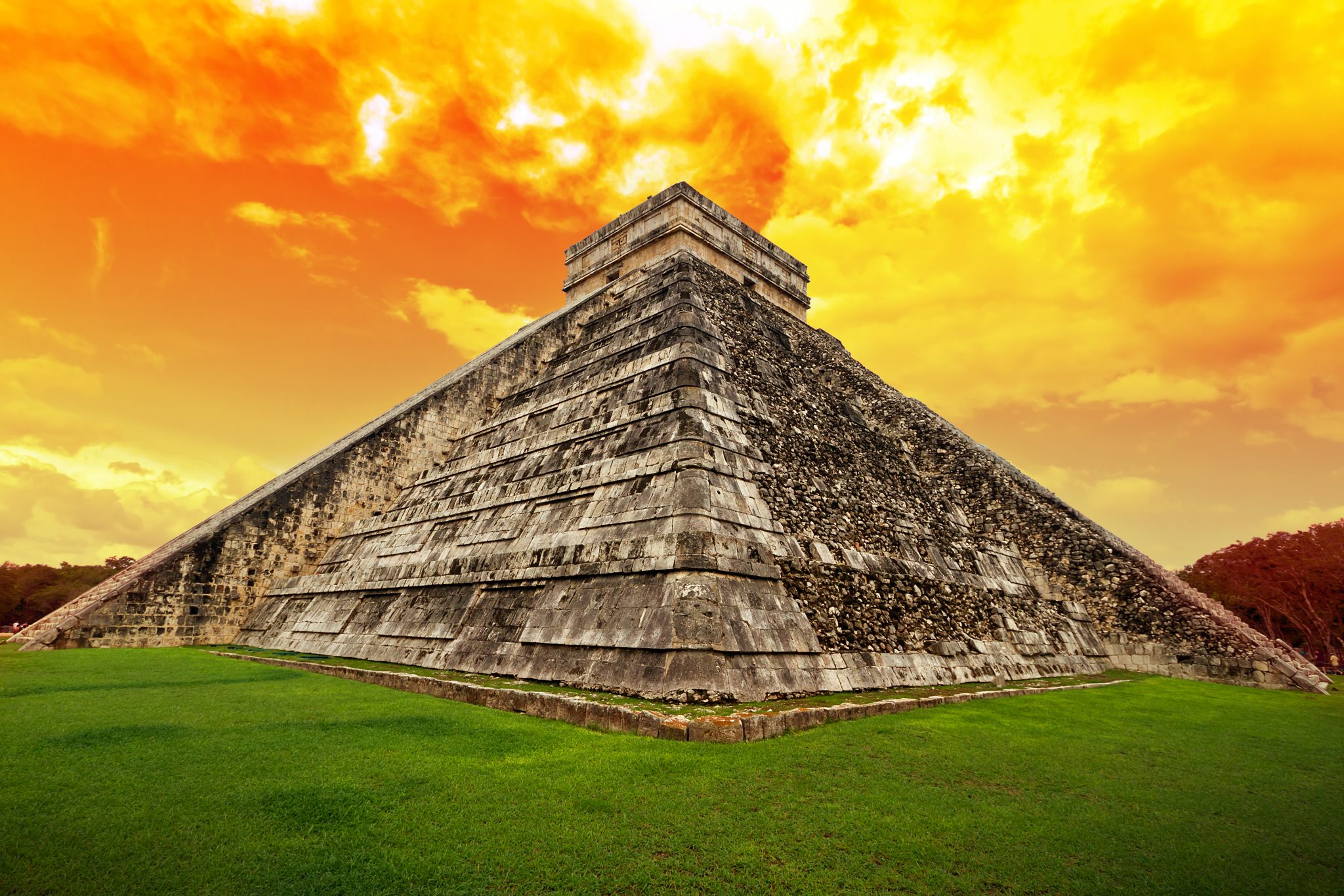 bigstock-Amazing-sky-over-Kukulkan-pyra-36376327